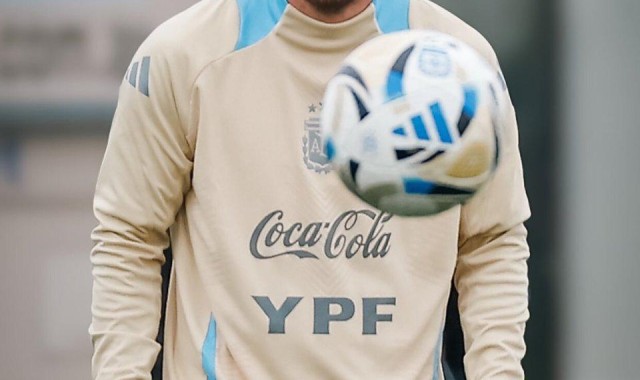 梅西很开心，斯卡洛尼有压力！阿根廷世界杯名单之争：新星PK老将